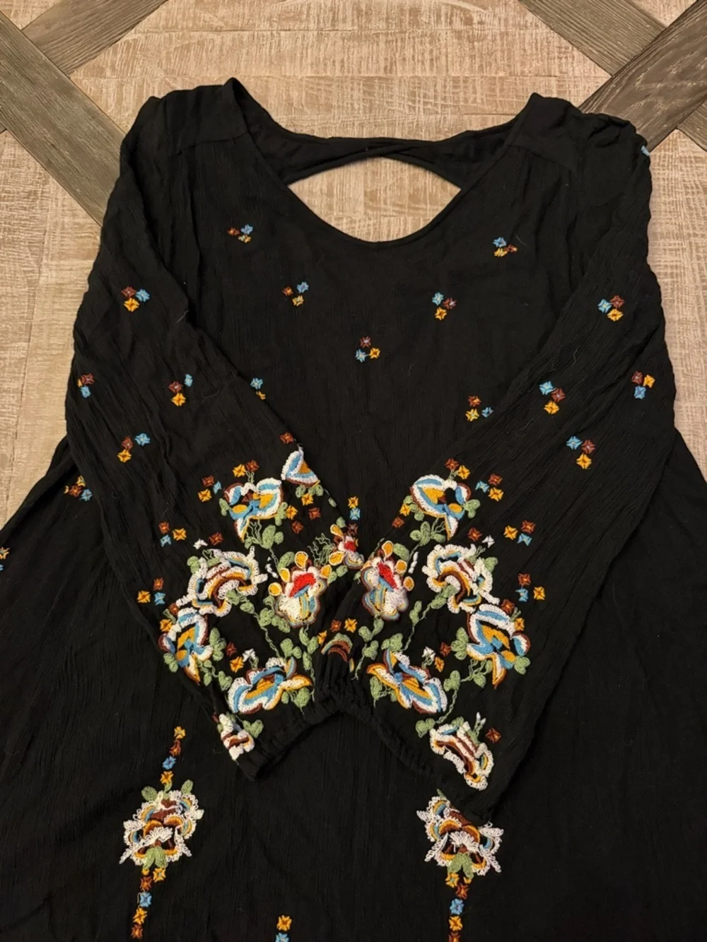 Women’s Free People embroidered dress with open back 🖤